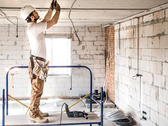 Władze gminy zaplanowały szeroko zakrojone prace remontowe, które będą dotyczyły obiektów trzech lokalnych, wiejskich świetlic. Obecnie trudno jednak wskazać, kiedy konkretnie mieszkańcy będą mogli spotkać się w odnowionych wnętrzach. Podpisanie umowy będzie w tym przypadku trudniejsze.