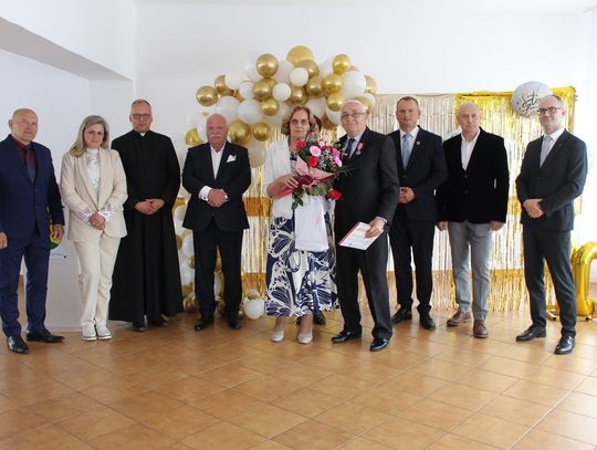 To było święto miłości, wierności i rodzinnych wartości. 16 czerwca 2026 roku w Dubience odbyła się wyjątkowa uroczystość wręczenia medali „Za Długoletnie Pożycie Małżeńskie”, przyznawanych przez Prezydenta Rzeczypospolitej Polskiej parom, które przeżyły wspólnie co najmniej pięćdziesiąt lat.