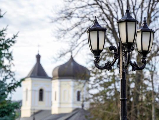 Gm. Dubienka. Powoli rozświetlają gminę. Także w parku