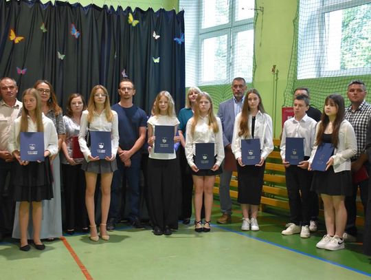 Gm. Fajsławice. Nagrody i stypendia dla najzdolniejszych uczniów i sportowców rozdane [GALERIA ZDJĘĆ]