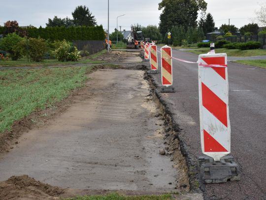 Gm. Fajsławice. Nowy chodnik w Woli Idzikowskiej. Ruszyły prace przy drodze powiatowej