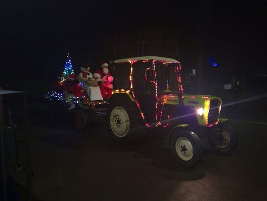 Gm. Fajsławice. Święty Mikołaj przyjechał… na starym wozie strażackim - wyjątkowa akcja młodzieży z Woli Idzikowskiej