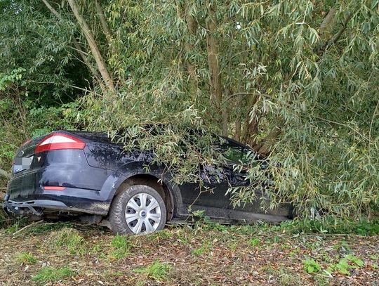 Gm. Gorzków. 73-latek wjechał do rowu i uderzył w drzewo. Trafił do szpitala