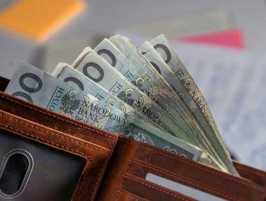 Gm. Hańsk. Czerwone liczby w gminnej spółce. Szukają sposobów, jak uniknąć straty portfel z wystajacymi stówkami