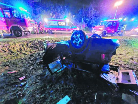 Uciekał volkswagenem, na zakręcie auto przekoziołkowało do rowu