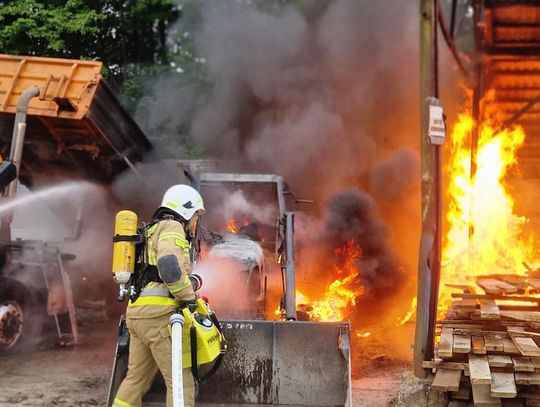 Gm. Izbica. Ciągnik stanął w ogniu. Strażacy ratowali ciężarówkę i wiatę