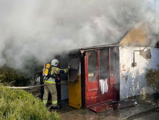 Gm. Izbica. Drewniany dom stanął w ogniu! Dwie osoby zabrane do szpitala [GALERIA ZDJĘĆ]