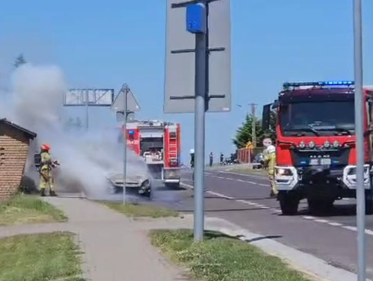 Izbica. Trwa akcja gaśnicza, płonie auto