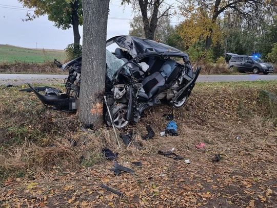 26-latek zakleszczony w aucie. Nieprzytomny trafił do szpitala