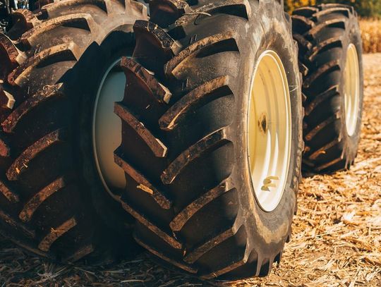 Gm. Kamień. Przykry wypadek podczas naprawy ciągnika. 63-latek zabrany do szpitala