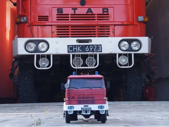 Damian Iwasiuk z gminy Kraśniczyn od kilkunastu lat buduje miniaturowe wozy strażackie - z pasji, z sentymentu i z potrzeby tworzenia rzeczy trwałych, choć z papieru.