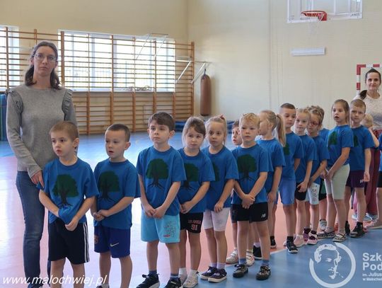 80 przedszkolaków z gminy Krasnystaw spotkało się w Szkole Podstawowej w Małochwieju Dużym, by wziąć udział w pełnym energii i śmiechu sportowym spotkaniu w ramach projektu „Wspólnie zdrowo – na sportowo!”.