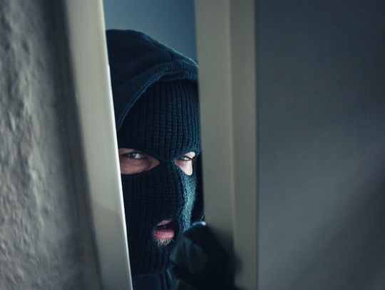 Policja zabezpieczyła ślady i apeluje do mieszkańców o pomoc w ustaleniu okoliczności zdarzenia.