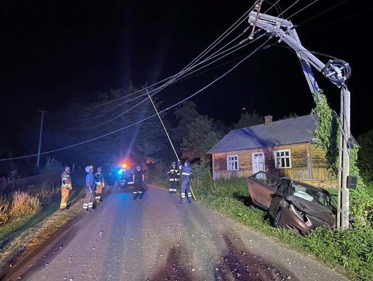 Stracił kontrolę. Wjechał w słup energetyczny [ZDJĘCIA]