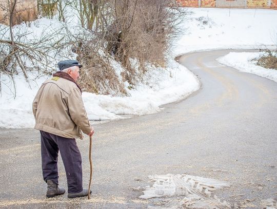 70-latek był skrajnie wyziębiony. Posterunkowy wezwał karetkę