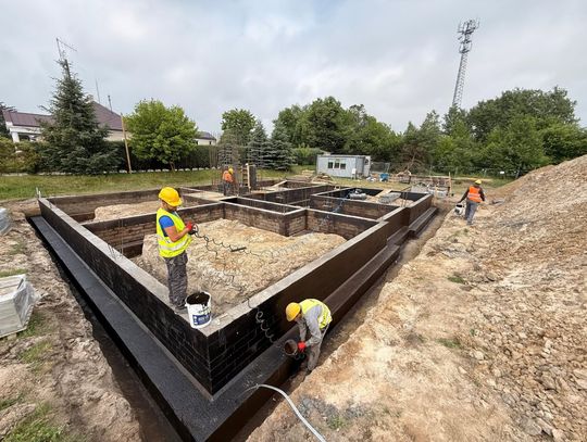 Projekt, zakładający powstanie 11 nowoczesnych lokali mieszkalnych, wszedł właśnie w kluczową fazę – na placu budowy widać wyraźne postępy, a urząd gminy przyjmuje wnioski od osób zainteresowanych najmem.