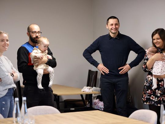 Swoją pierwszą wizytę w urzędzie gminy złożyli niedawno najmłodsi mieszkańcy gminy. Powitała ich ciepło wójt Joanna Jabłońska. Kto wie? Może w gronie nowo narodzonych obywateli są także przyszli pracownicy urzędu gminy?