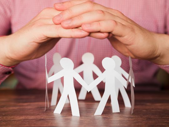 Środki, jakie samorząd otrzymał w ramach pierwszej edycji „Programu Ochrony Ludności i Obrony Cywilnej na lata 2025-2026”, muszą zostać wydane i rozliczone do końca tego roku kalendarzowego. Gminy spieszą się więc z przeprowadzeniem postępowań przetargowych i wyborem wykonawców.