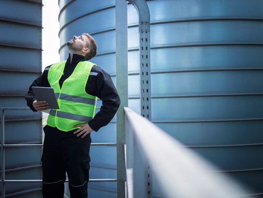 Nie zamknięto wciąż postępowania administracyjnego, jakie wójt gminy Joanna Jabłońska prowadzi w sprawie wydania decyzji o środowiskowych uwarunkowaniach dla przedsięwzięcia polegającego na budowie biogazowni rolniczej w Janówce. O przeprowadzenie procedury wnioskowała olsztyńska spółka POWER HUB, a