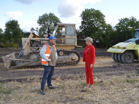 Gm. Leśniowice: Wójt wizytuje budowy w szpileczkach