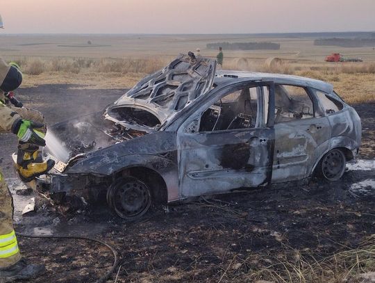 Gm. Łopiennik Górny. Spalony samochód i nadpalony kombajn! [ZDJĘCIA]