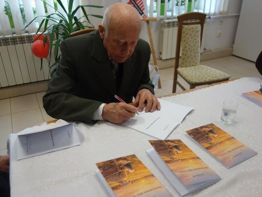 W środę, 18 lutego, w murach lokalnej Biblioteki odbyło się spotkanie autorskie promujące publikację pt. „Wiersze pisane ręką i sercem”.