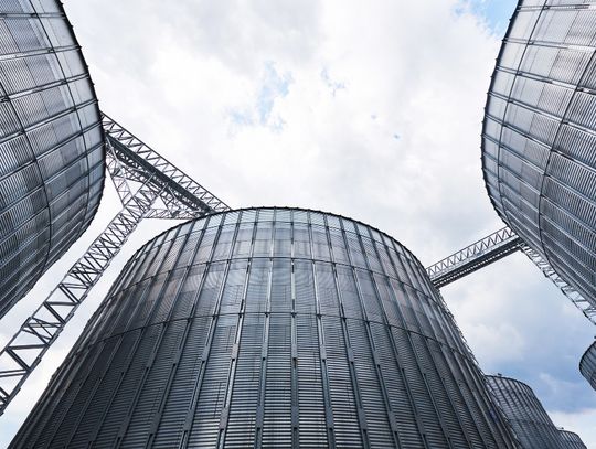 W Zawadówce od wielu miesięcy narasta konflikt wokół inwestycji realizowanej przez firmę Agrol Matejka. Budowa kompleksu silosów zbożowych podzieliła mieszkańców i samorząd. Jedni domagają się ograniczenia działalności inwestora oraz zmiany statusu drogi prowadzącej do zakładu.