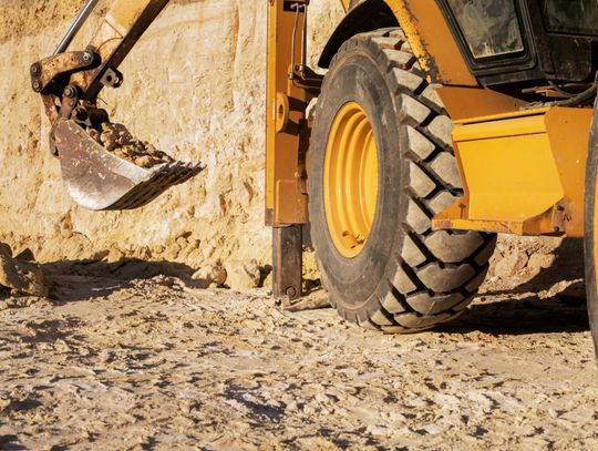 Dobiega końca dosyć wymagające i czasochłonne postępowanie przetargowe w sprawie drogi gminnej w Zalesiu Kańskim i Gołębiu. Urzędnicy musieli sprostać długiej liście dodatkowych pytań potencjalnych wykonawców. Ostatecznie udało się jednak przebrnąć przez ten etap i dokonano otwarcia ofert.