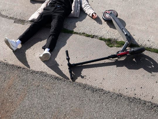 Gm. Rejowiec. Kolejne zdarzenie na elektrycznej hulajnodze. Kierujący uderzył głową o chodnik