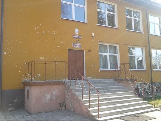 Efektywne zagospodarowanie budynku, w którym funkcjonowała niegdyś placówka edukacyjna, to zagadnienie, które mieszkańcom i władzom sen z powiek spędza od przynajmniej kilku lat. Obecnie wydaje się jednak, że dalsze znaki zapytania przestaną w końcu ciążyć nad głowami decydentów.