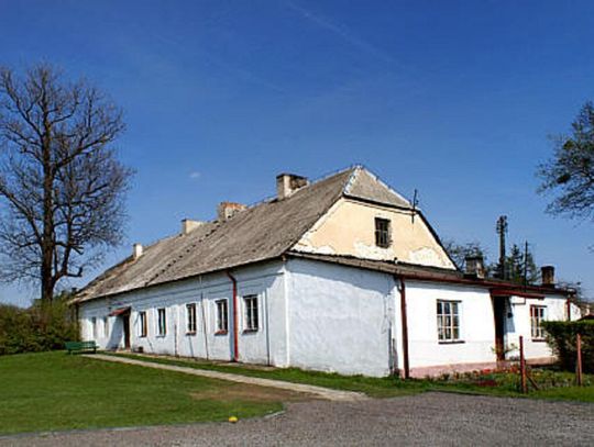Wszystko wskazuje na to, że zabytkowa, pałacowa oficyna w Rejowcu doczeka się niezbędnego remontu. Samorządowcy zapoznali się niedawno z ofertami w przetargu na wymianę pokrycia dachowego budynku, którego stan techniczny wymagał niewątpliwie pilnej interwencji. Pojawiły się trzy propozycje.