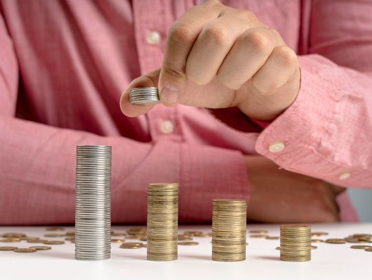 Podczas sesji, która odbyła się 29 lipca, radni jednogłośnie przyjęli zmiany w budżecie gminy oraz Wieloletniej Prognozie Finansowej. Wprowadzone korekty mają umożliwić realizację kolejnych inwestycji, przede wszystkim związanych z przygotowaniem dokumentacji drogowej, a także zabezpieczyć środki.