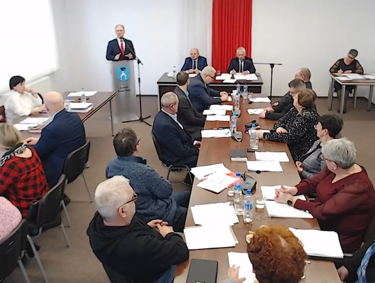 Bezpieczny i zrównoważony. Taki, zdaniem wójta Jarosława Walczuka, jest budżet gminy na ten rok. Zaplanowano w nim niewielką nadwyżkę, a wydatki bieżące zostaną zrealizowane na poziomie dużo niższym niż zaplanowane dochody bieżące. Znalazło się też miejsce na działania inwestycyjne.