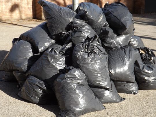 Gm. Ruda-Huta. Zaczęło się. Nad gminą unosi się „plastikowy” dym. Grozi za to areszt lub grzywna