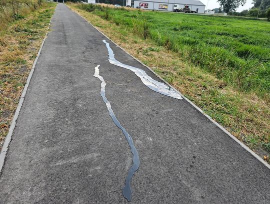 Gm. Sawin. Mieszkańcy niepokoją się o ścieżkę. Pojawiły się spękania nawierzchni