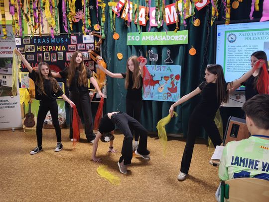 Swoją niezapomnianą przygodę w ramach programu Erasmus+ zakończyli właśnie uczniowie Szkoły Podstawowej w Wólce Petryłowskiej. Wspólnie ze swoimi rówieśnikami z Sewilli uczyli się, jak mądrze wykorzystywać dostępne nam zasoby. Czy teraz są bardziej „eko”? Zdecydowanie tak!