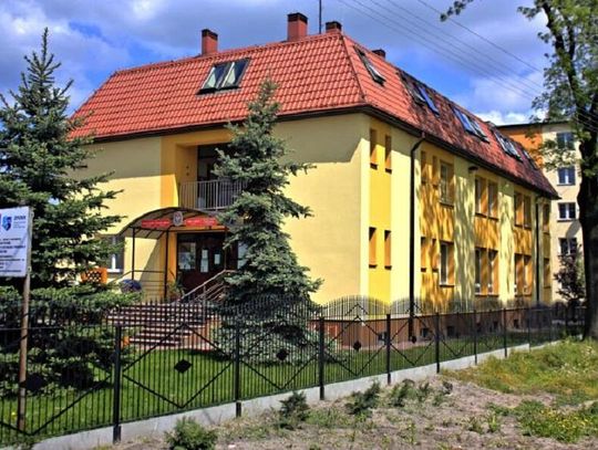 Ostatnia sesja stała się płaszczyzną do ważnej debaty nad rolą radnych i jakością współpracy z organem wykonawczym. Choć porządek obrad obejmował liczne sprawozdania inwestycyjne i głosowania nad uchwałami, to ważną część obrad stanowiło oświadczenie radnej Marcisz i odpowiedź wójt.