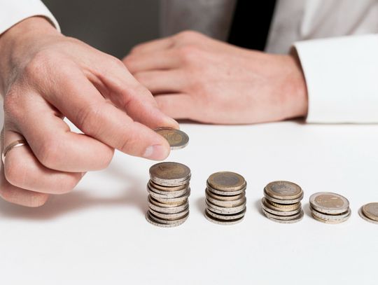 W połowie września tego roku Rada Ministrów wydała rozporządzenie, zgodnie z którym uległy zmianie maksymalne stawki wynagrodzenia zasadniczego oraz dodatku funkcyjnego dla pracowników samorządowych. Nowe regulacje rodzą potrzebę zrewidowania kwot, które składają się na wynagrodzenie.