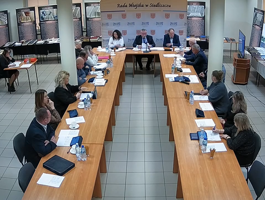 Samorządowa praca wiąże się również, jak ocenił to w czasie minionych obrad burmistrz Hieronim Zonik, z przekazywaniem dobrych i złych wieści. Te, które włodarz przekazał radnym w kontekście zmian w obszarze gospodarowania odpadami, zdecydowanie nie były dobre.