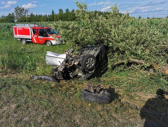 Gm. Siedliszcze. Groźne dachowanie. Kobieta zakleszczona w aucie