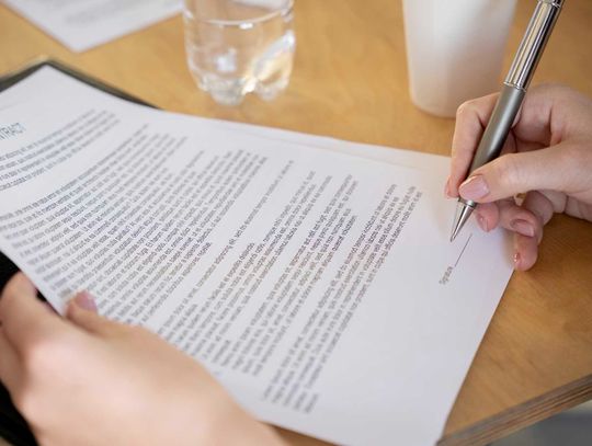 Radna Karolina Cieślik domaga się od władz gminy szczegółowych wyjaśnień dotyczących funkcjonowania świetlicy wiejskiej w Anusinie. Pytania o finanse, umowy i równe zasady dla mieszkańców trafiły na biurko burmistrza Hieronima Zonika.