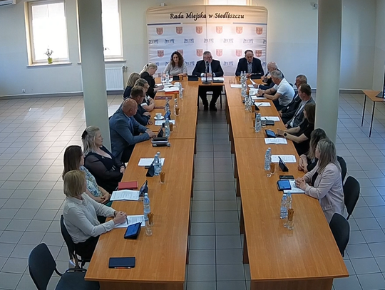Podczas XXII sesji Rady Miejskiej w Siedliszczu, która odbyła się 21 maja 2026 roku, burmistrz oraz radni podjęli szereg decyzji dotyczących przyszłości gminy – od wielomilionowych inwestycji po zmiany w opłatach targowych. Obrady zdominowały kwestie budżetowe.