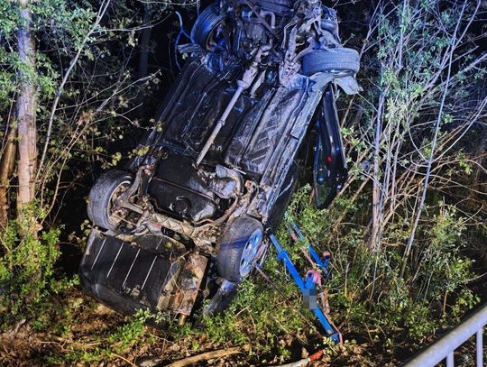 Gm. Siennica Różana. Fatalny finał podróży Alfa Romeo. Samochód uderzył w drzewo, kierowcę zabrał śmigłowiec