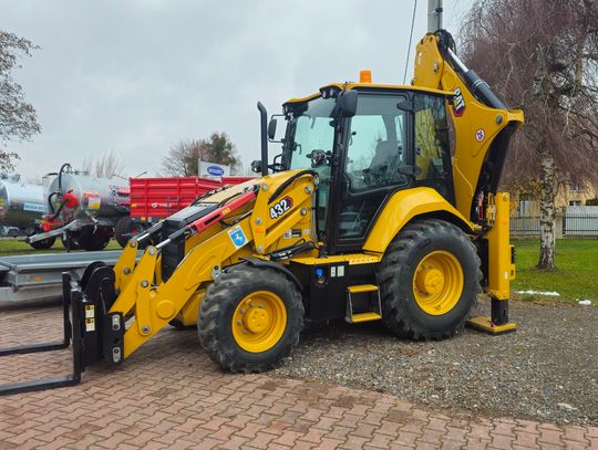 Stare maszyny w tym koparko-ładowarka, przyczepy i ciągnik trafią na sprzedaż w przetargu.