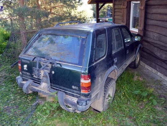 75-latek wjechał w dom sąsiada. Gdy na miejsce przyjechała policja, wydało się, co kryje w domu