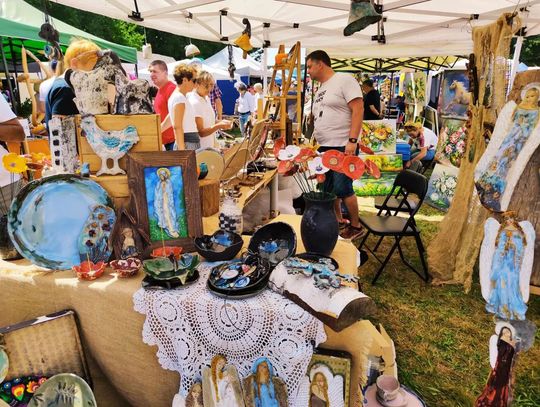 kadr z jarmarku holeńskiego