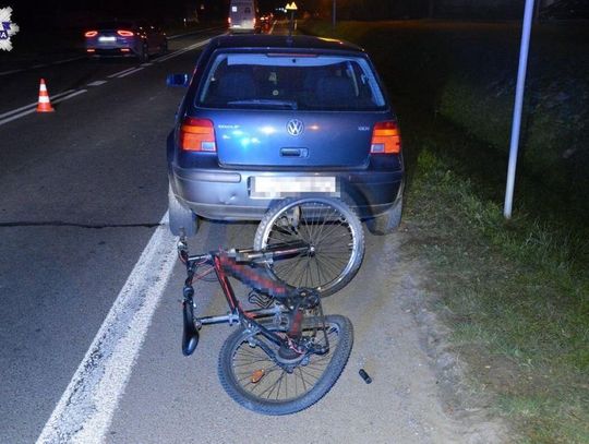 Nastolatek potrącony przez samochód. Nie miał kasku, oświetlenia i nie ustąpił pierwszeństwa