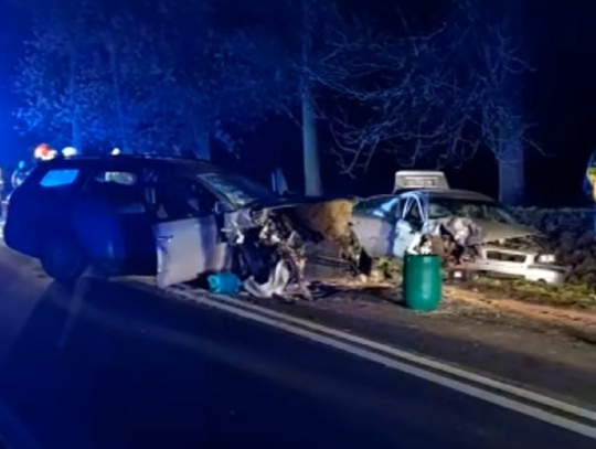 Pijany wyjechał "na czołówkę". Są ranni, droga zablokowana [WIDEO]