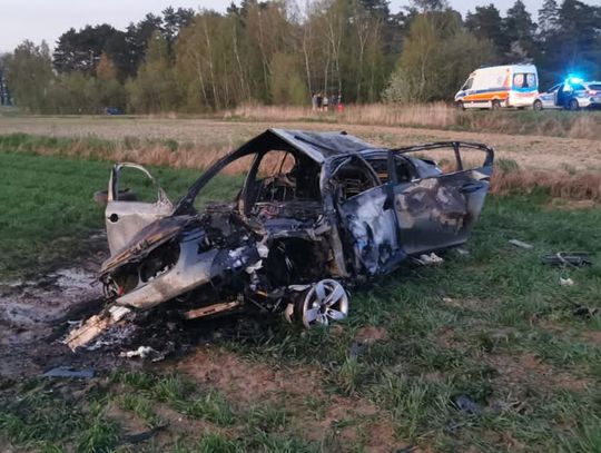 Bmw po dachowaniu stanęło w ogniu. Pasażerka pomogła wydostać się znajomym z płonącego auta