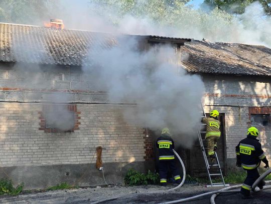 Gm. Urszulin. Pożar obory w Sękowie. Akcja strażaków trwała dwie godziny [ZDJĘCIA]